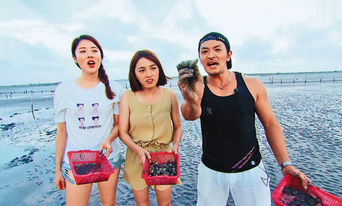 劉璇（左）曾上《食尙玩家》節目，和夢多（右）、Dora（中）出外景。（翻攝自《食尚玩家》官網）
