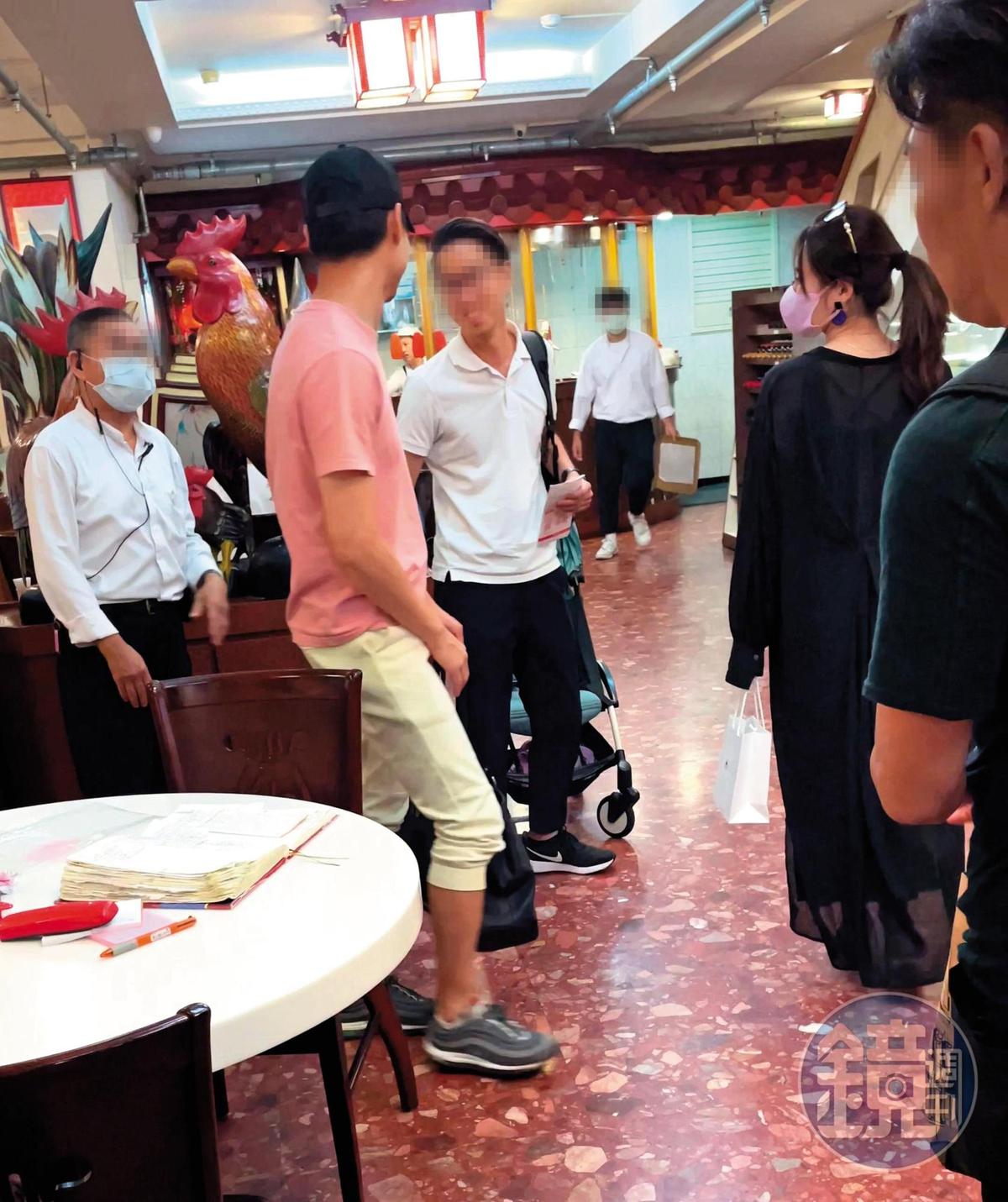 8/24，21：04麻衣（右二）因工作來台，到台北市長春路上的雞家莊和日方工作人員用餐
