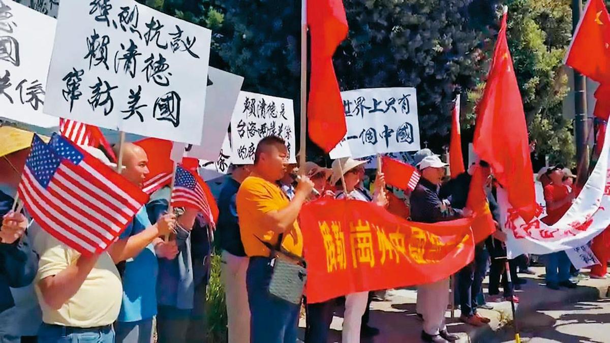 中國領事館動員僑民在賴清德過境美國時到場外抗議。（圖／《鏡新聞》提供）
