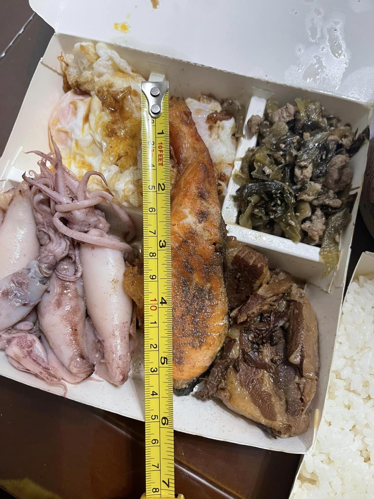 女子還拿出尺量了半片煎鮭魚的長度為13.5公分。（翻攝自臉書社團《新竹大小事》）
