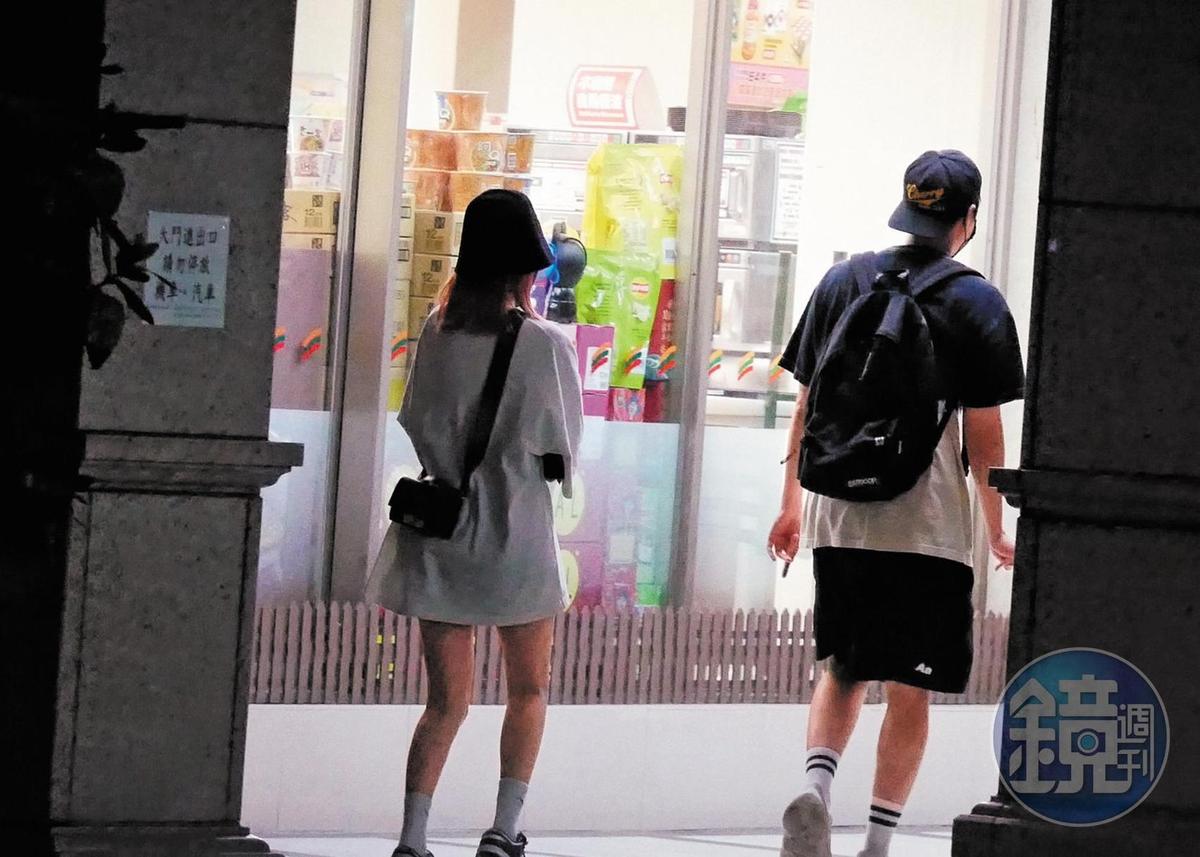 8/26 23:11 周湯豪與鄭雲燦相約時常做情侶類似裝扮，這次是黑帽、T恤、短褲、球鞋一整套。（圖／鏡週刊提供）