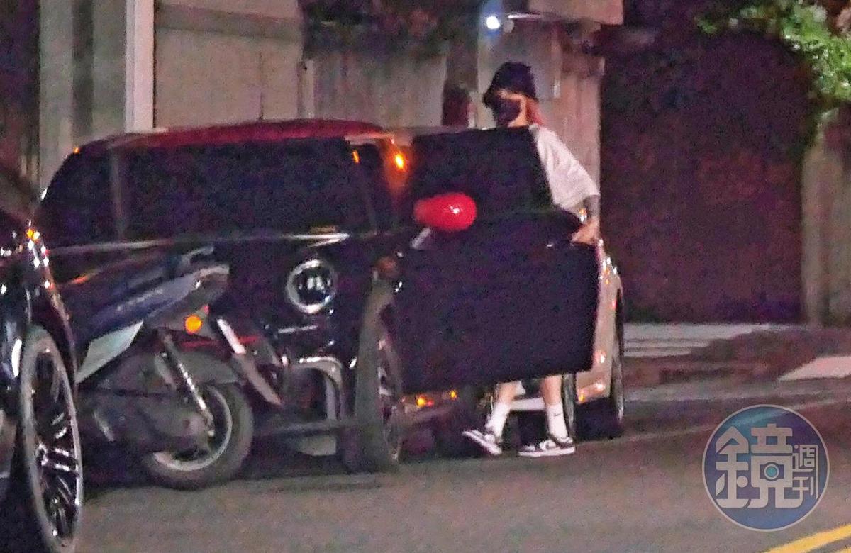  8/26 23:15 鄭雲燦拐進巷弄內，原來她的車就停在路邊車格。