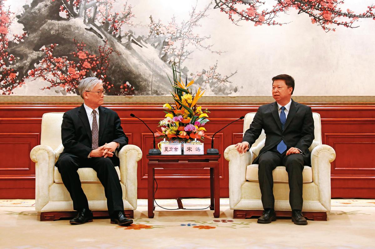 國民黨副主席夏立言（左）8月30日會見國台辦主任宋濤（右）。（圖／國民黨提供）