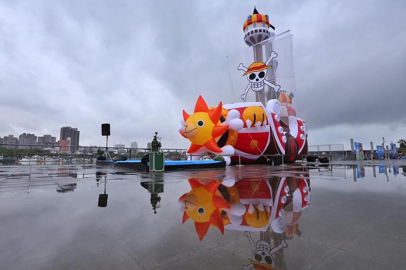 12公尺高的千陽號出現在台南安平遊憩碼頭。（台南市政府提供）