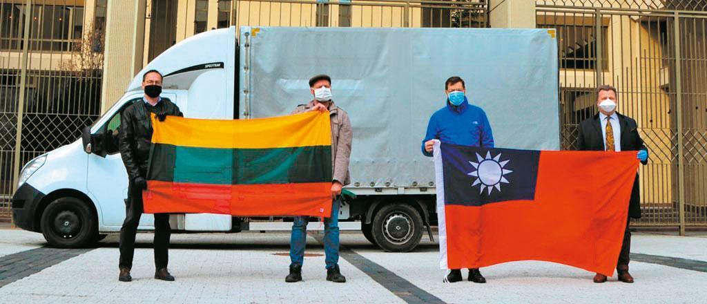 疫情期間，台灣曾經援助立陶宛10萬片醫療級口罩。（圖／翻攝Mantas Adomenas推特）