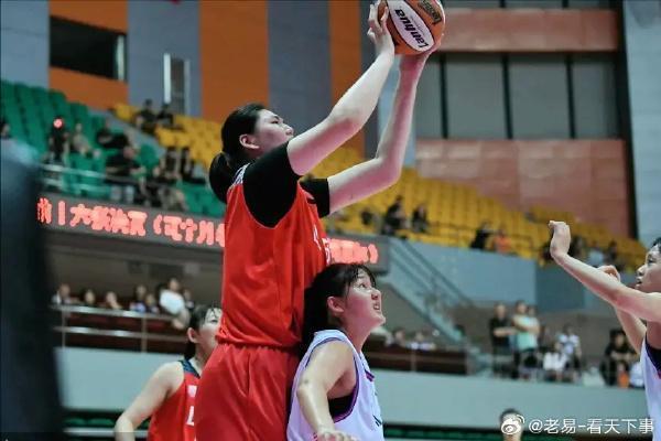 中國16歲女籃球員「張子宇」在場上身高無人能敵。（圖／翻攝自微博老易－看天下事）