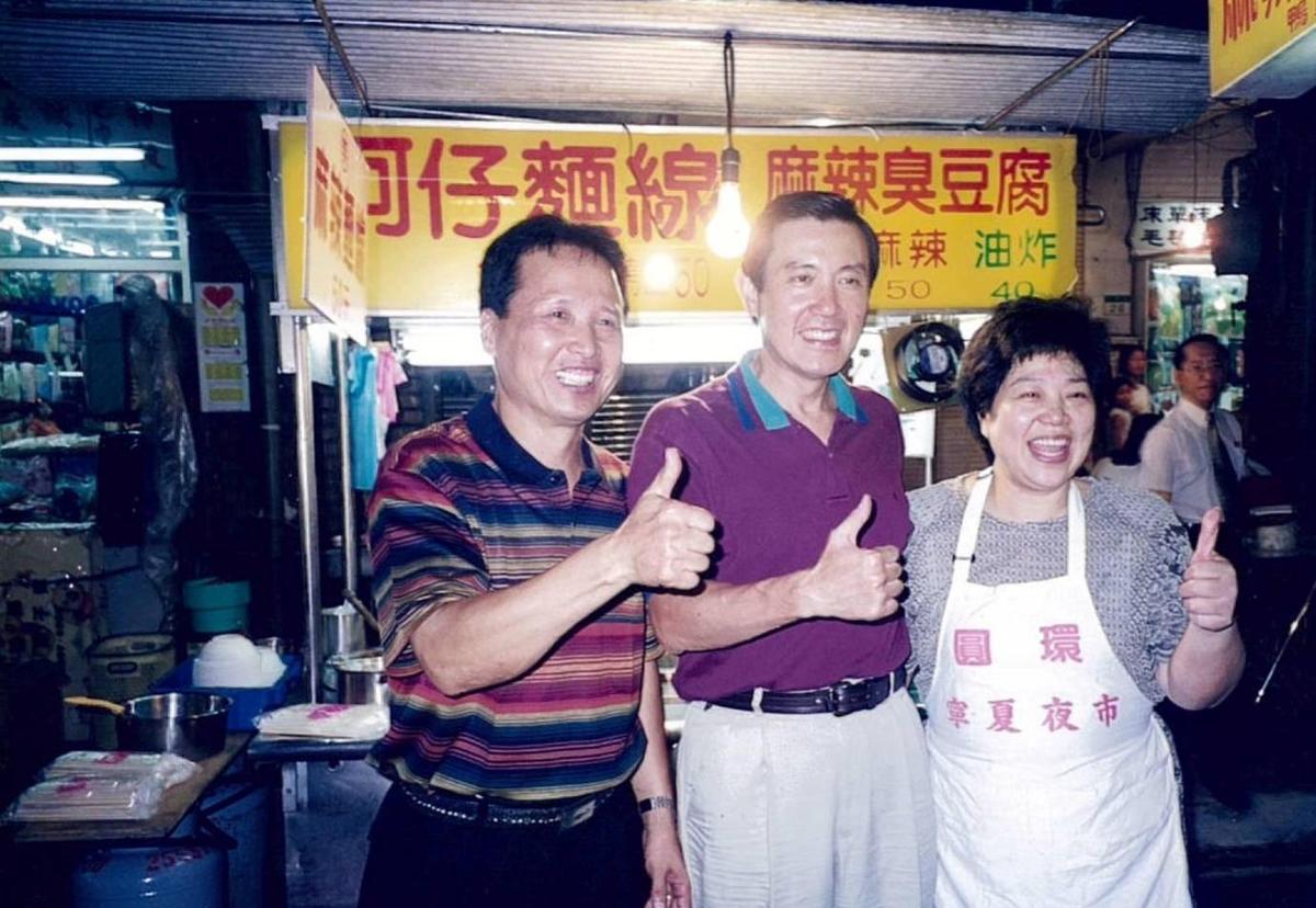 馬英九時任台北市長就來吃過，選上總統後，還邀里長伯麻辣臭豆腐入府，平民美食搖身一變成為國宴菜色。（圖／里長伯提供）