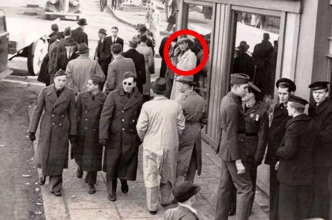 有網友分享一張二戰時期的照片，赫然發現其中一名男子似乎正在「使用手機」與別人通話，引起網友們熱議。（翻攝臉書社團「Gamlar lj&oacute;smyndir」）