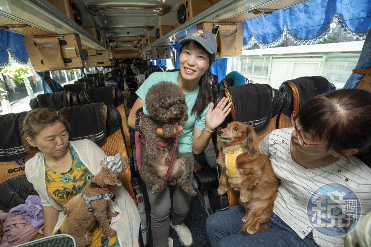 陳依凌（中）帶著自己的黑貴賓「嘎逼」（中前）一起當寵物旅遊團領隊，每週帶團員與毛孩全台旅遊。
