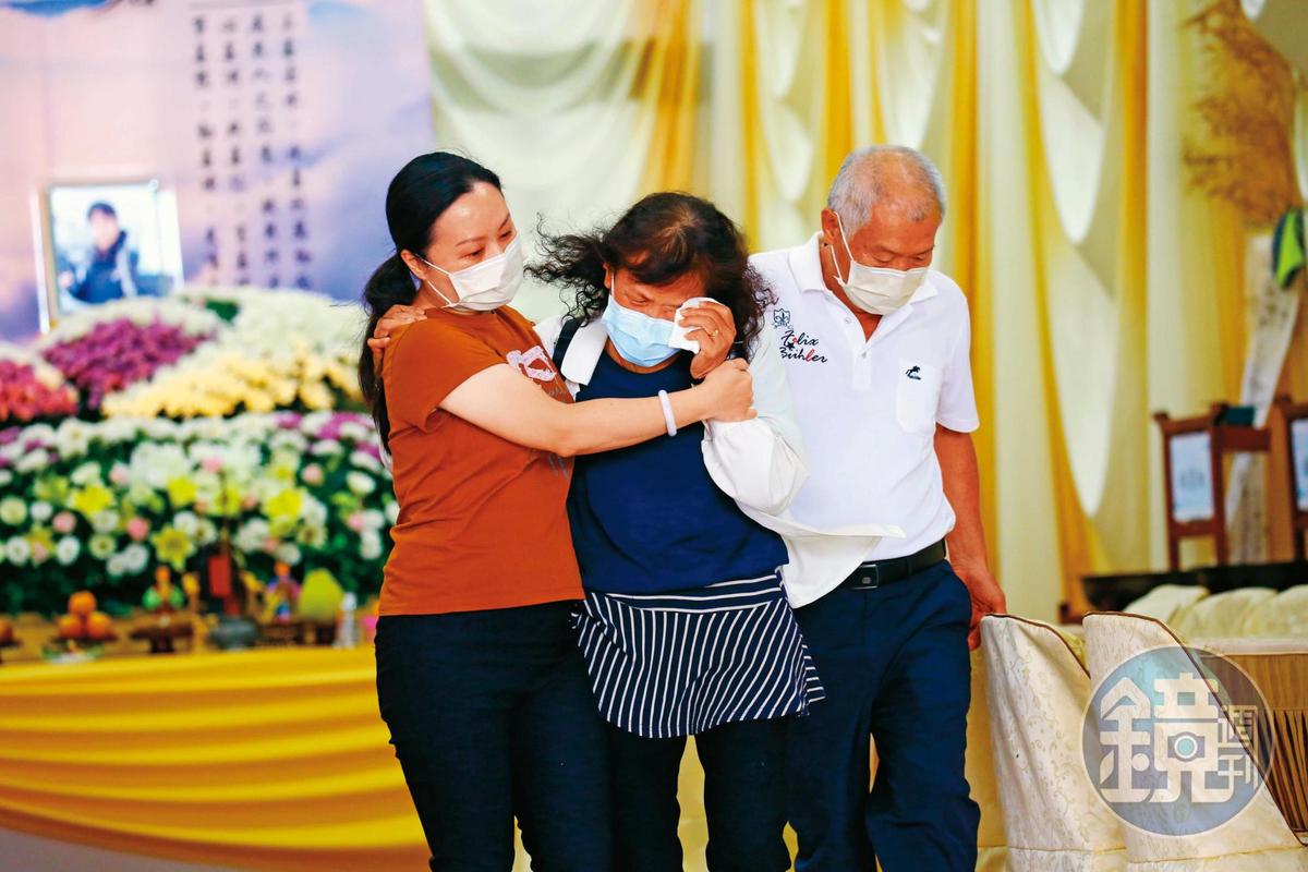 殉職消防隊員鍾吉垣家屬在靈堂前難掩傷心，無法接受親人就此離去