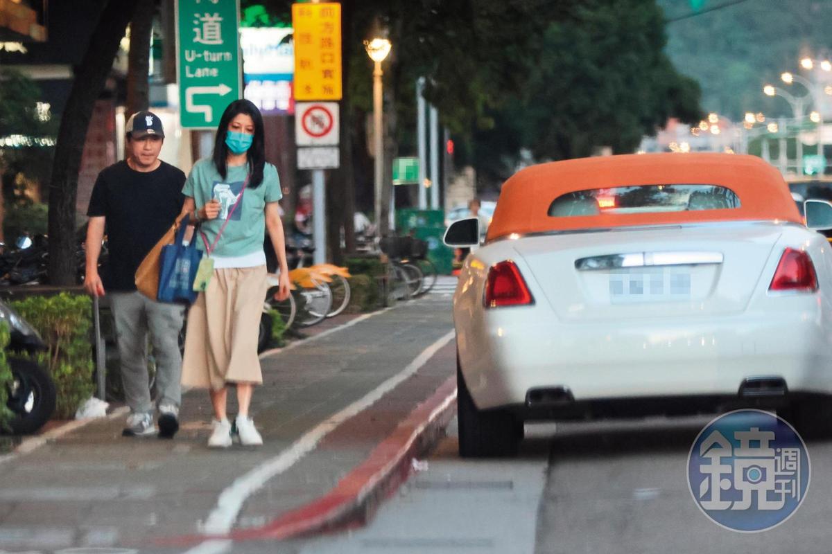 9／9 18：04 約完會吃完飯，胡瓜（左起）、丁柔安與愛車在台北街頭留影，畫面頗具生活感。